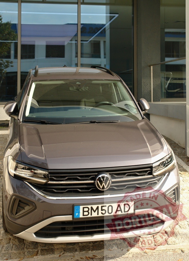 Volkswagen T-Cross compact SUV parked outdoors | Gray Volkswagen T-Cross compact SUV parked in front of a modern building - Realisiert mit Pictrs.com