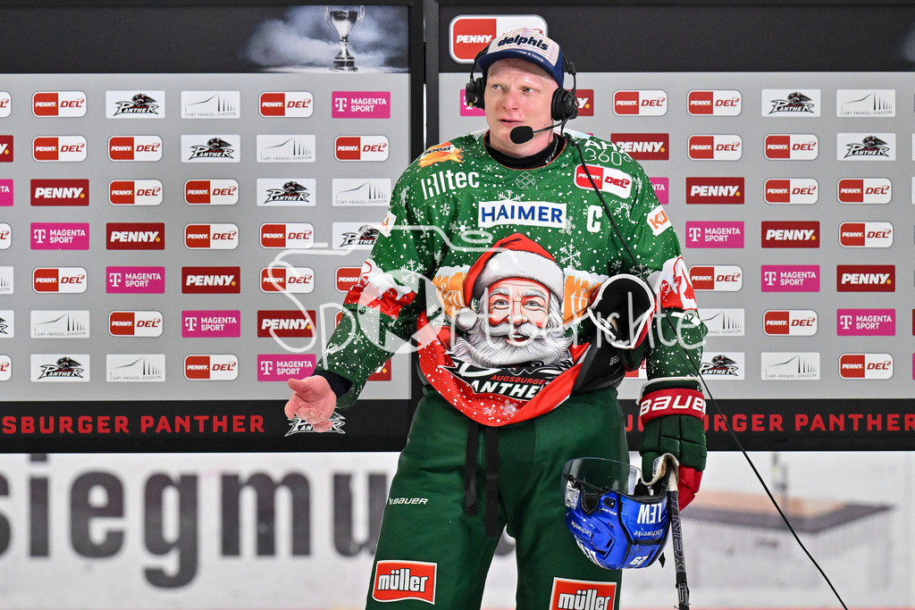 Augsburger Panther - Nürnberg Ice Tigers | Beim Interview von MagentaSport - Denis REUL (Augsburger Panther #29) / Freisteller / Einzelfoto / DEL: Augsburger Panther - Nuernberg Ice Tigers, Curt Frenzel Stadion am 06.12.2024