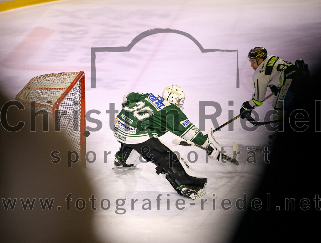 2024-02-02_069_TSV_Erding_gegen_ERSC_Amberg | Erding, Deutschland, 02.02.2024:
Eishockey, Bayernliga Vorrunde 2023 / 2024, 30. Spieltag, TSV Erding gegen ERSC Amberg, Endergebnis: 1:0

Torwart Patrick Mayer (Erding Gladiators, #30), Brendan Walkom (ERSC Amberg, #94)

Foto: Christian Riedel / fotografie-riedel.net