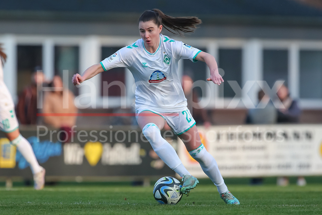 Fussball, Testspiel Frauen, SV Henstedt-Ulzburg - SV Werder Bremen | v.li.: Chiara Hahn (SV Werder Bremen, 21) am Ball, Freisteller, Einzelbild, Ganzkörper, Aktion, Action, Spielszene