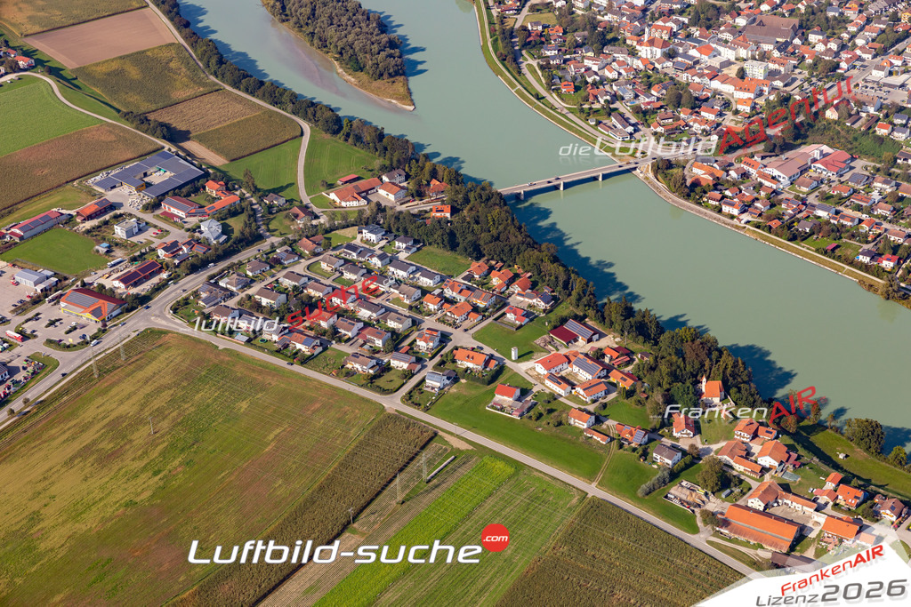 Die Luftbildaufnahme Bergham - Marktl wurde 2020 mittels Flugzeug (keine Drohne) erstellt. Perfekte Schärfe und Druck- Ergebnisse- Garantiert!
