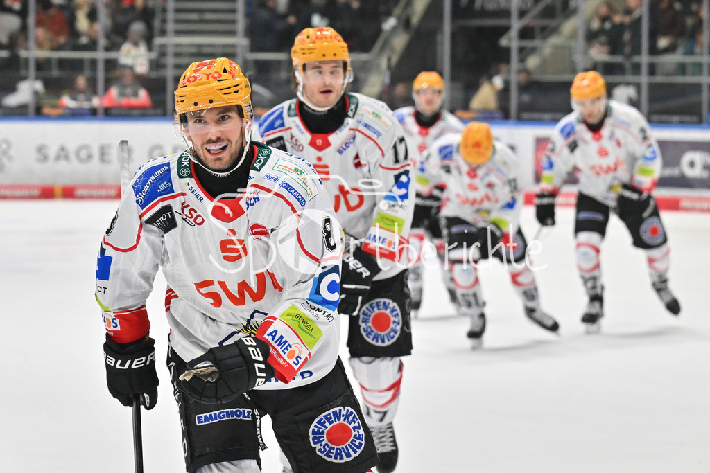 Augsburger Panther - Fischtown Bremerhaven | AUGSBURG, GERMANY - 25. JANUARY: Jubel der Gäste nach dem Siegtreffer zum 2-1 durch Nino KINDER (Fischtown Pinguins 8) / Tor / Torschuetze / Freude / Happy während dem Match zwischen den Augsburger Panthern und den Fischtown Pinguins am 43. Spieltag der Penny DEL im Curt Frenzel Stadion