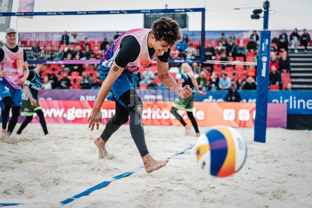 Beachvolleyball | Männer | German Beach Tour 2024 | Tourstop Bremen | 07.06.2024 | Lui Wüst jubelt über einen Ball der ins Aus geht