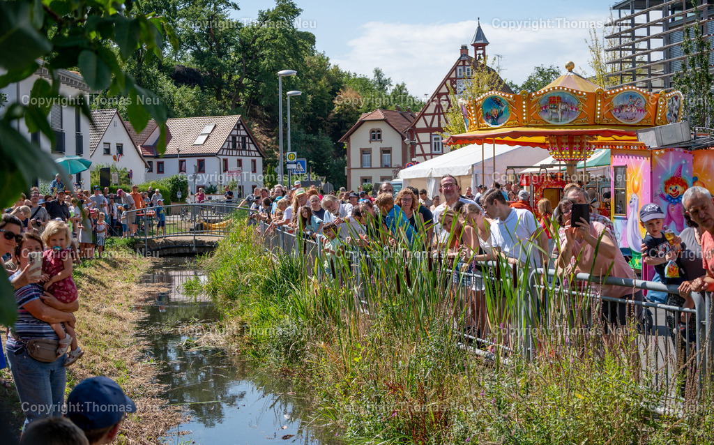 DSC_0231 | bbe, Zell, Bachregatta, die Kerweburschen im Wasser, ,, Bild: Thomas Neu
