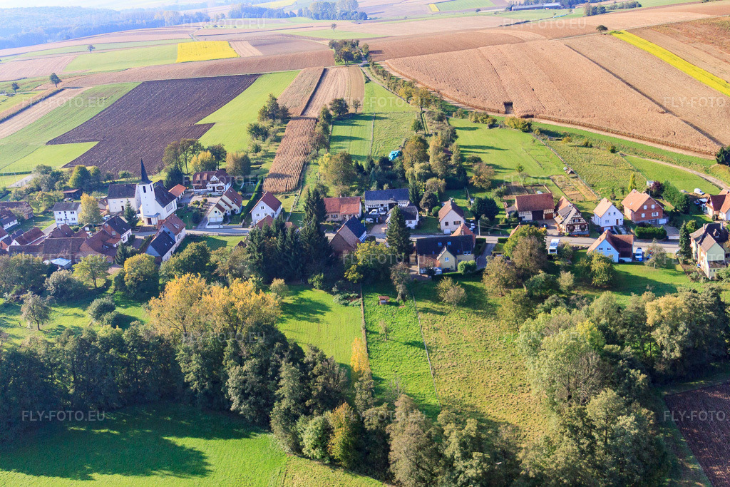 Vue aérienne: Église de Bremmelbach vue du nord à Cleebourg dans le département Bas Rhin, France – .Photo: IMG_45846.jpg prise le 16/10/2011 par Werner Riehm/FLY-FOTO.eu – Résolution de l'original: 4752 x 3168 px