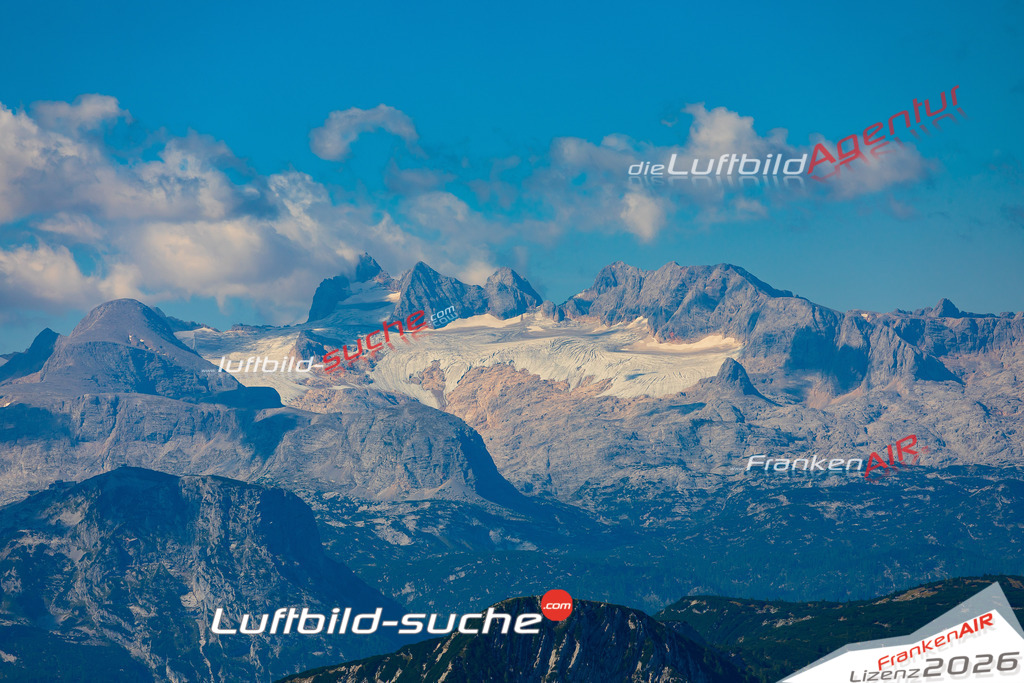 Luftaufnahme Dachstein Gletscher Hallstatt - Die Luftaufnahme wurde 2025 vom UL-Flugzeug heraus erstellt ( keine Drohne ) - Hochauflösende Luftaufnahme - für professionelle Ausdrucke geeignet. Die Geschenkidee !Mit Lizenz und Bildrechte bestellbar