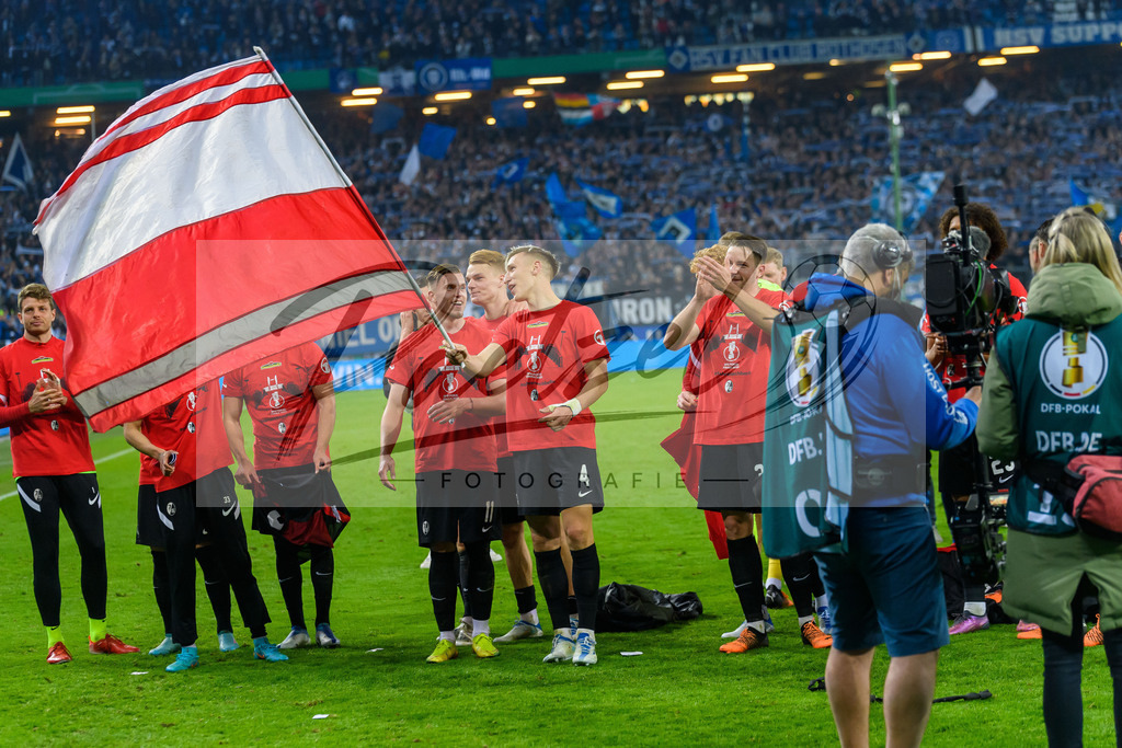 HSVSCF20220419_161 | Fussball, Herren: Nico Schlotterbeck (SC Freiburg) Schlussjubel, jubelt nach dem 1:3 Sieg beim DFB-Pokal-Halbfinalspiel zwischen Hamburger SV und SC Freiburg im Volksparkstadion am 19.04.2022 in Hamburg, Deutschland.DFB / DFL REGULATIONS PROHIBIT ANY USE OF PHOTOGRAPHS AS IMAGE SEQUENCES AND/OR QUASI-VIDEO. - Realisiert mit Pictrs.com
