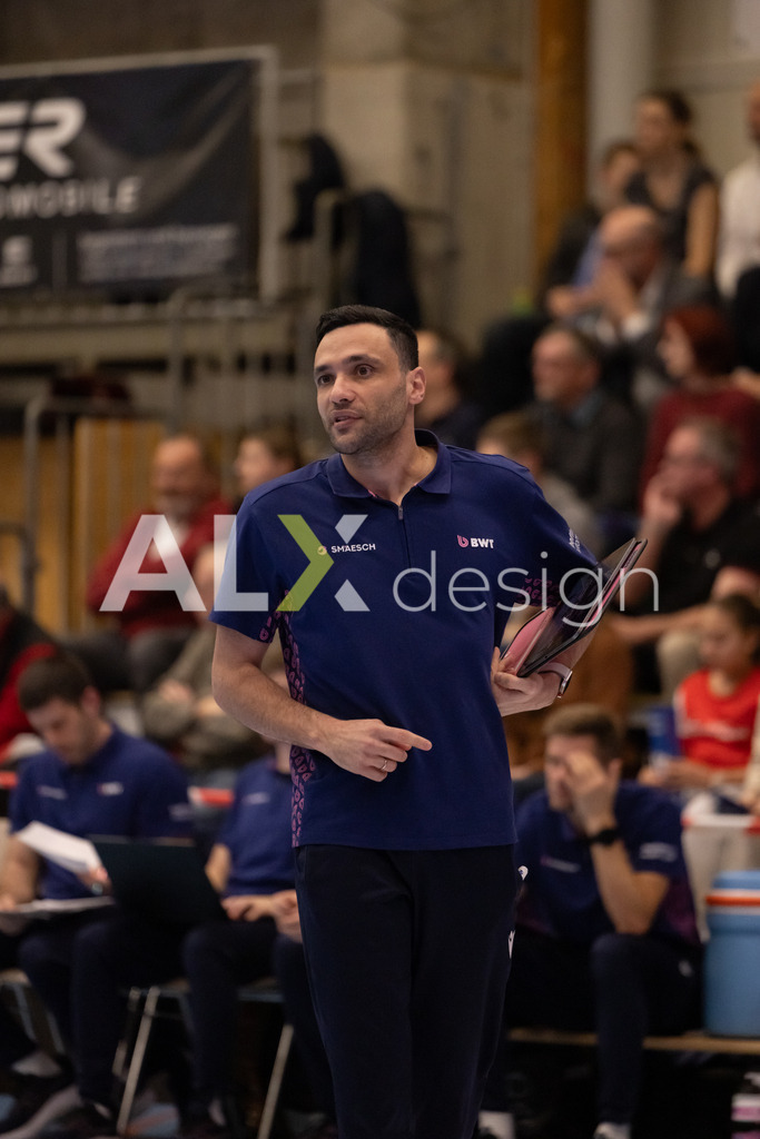 Volleyball I Frauen I Saison 2025-2026 I Volleyball NLA | Women I 1/2 Finals I  VC Kanti Schaffhausen - Sm'Aesch Pfeffingen I 18.03.2026 | Sotirios Gkotsis (GR) (Sm'Aesch Pfeffingen) – Cheftrainer - Realisiert mit Pictrs.com