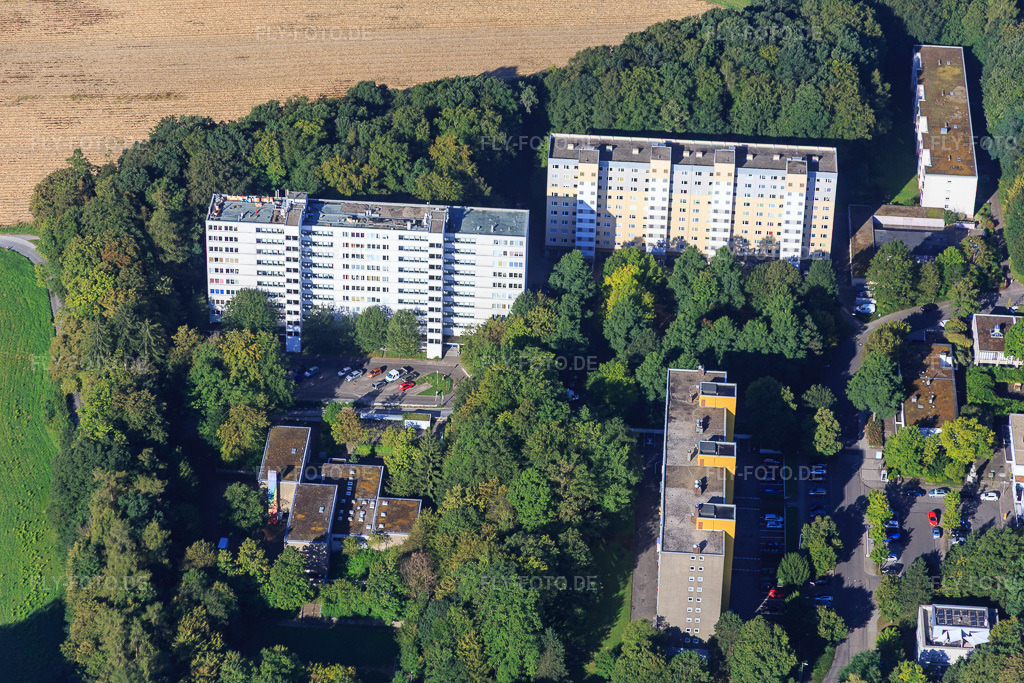 Luftbild: Elsa-Brändström-Straße mit Bergwaldschule und Wohnhochhäusern im Ortsteil Durlach in Karlsruhe im Bundesland Baden-Württemberg in Deutschland. Foto: IMG_092880.jpg vom 13.08.2016 durch Werner Riehm/FLY-FOTO.de