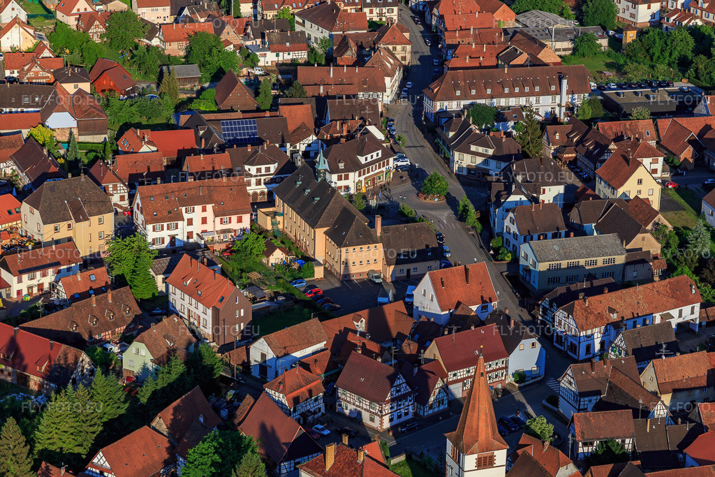 Vue aérienne: Mairie à Lembach dans le département Bas Rhin, France.Photo: IMG_080271.jpg prise le 05/06/2015 par Werner Riehm/FLY-FOTO.euRésolution de l'original: 5472 x 3648 px