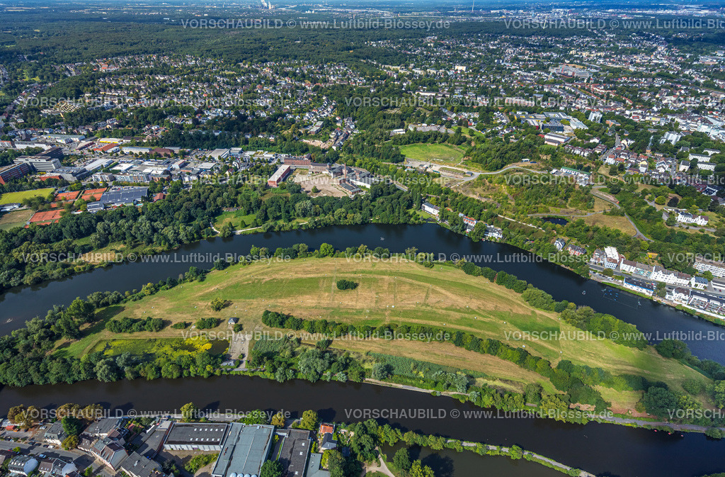 Muelheim220802148 | Luftbild, Ruhrinsel, gegenüber das alte Kesselhaus und Schornstein der Lederfabrik Lindgens, geplantes neues Wohnquartier und Gewerbequartier am Kassenberg, Altstadt I - Südwest, Mülheim an der Ruhr, Ruhrgebiet, Nordrhein-Westfalen, Deutschland
