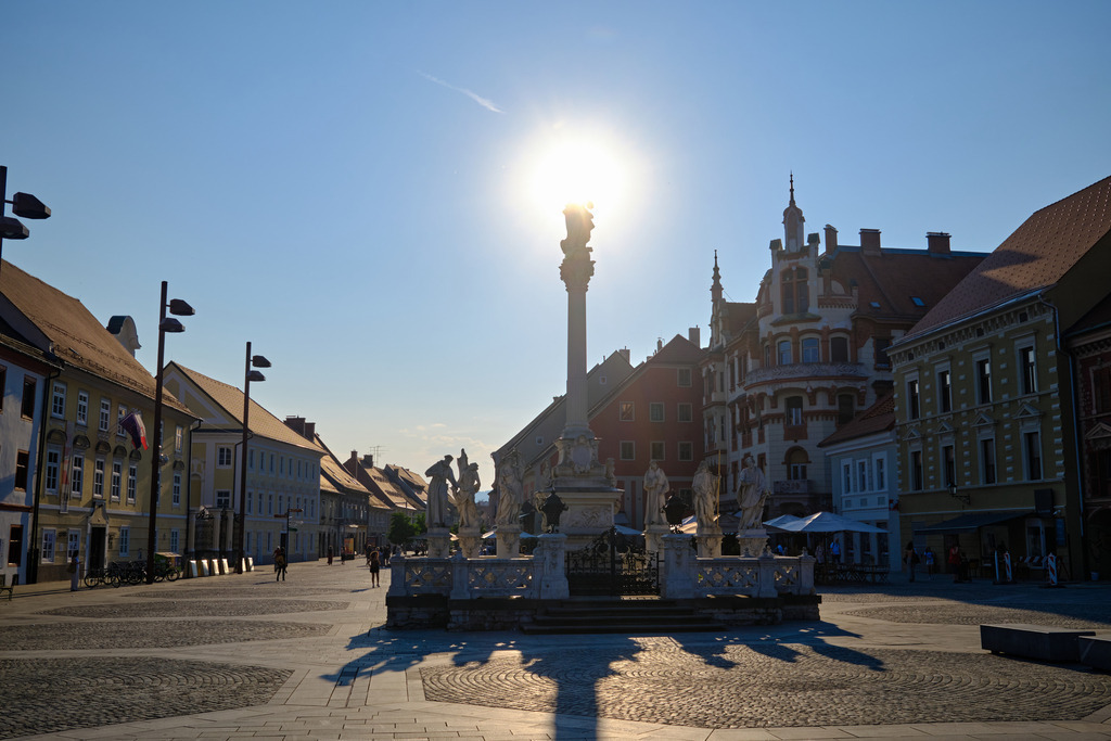 Hauptplatz Glavni Trg mit Pestsäule | Maribor, Slowenien - June 19, 2025: Hauptplatz Glavni Trg mit Pestsäule. - Realisiert mit Pictrs.com