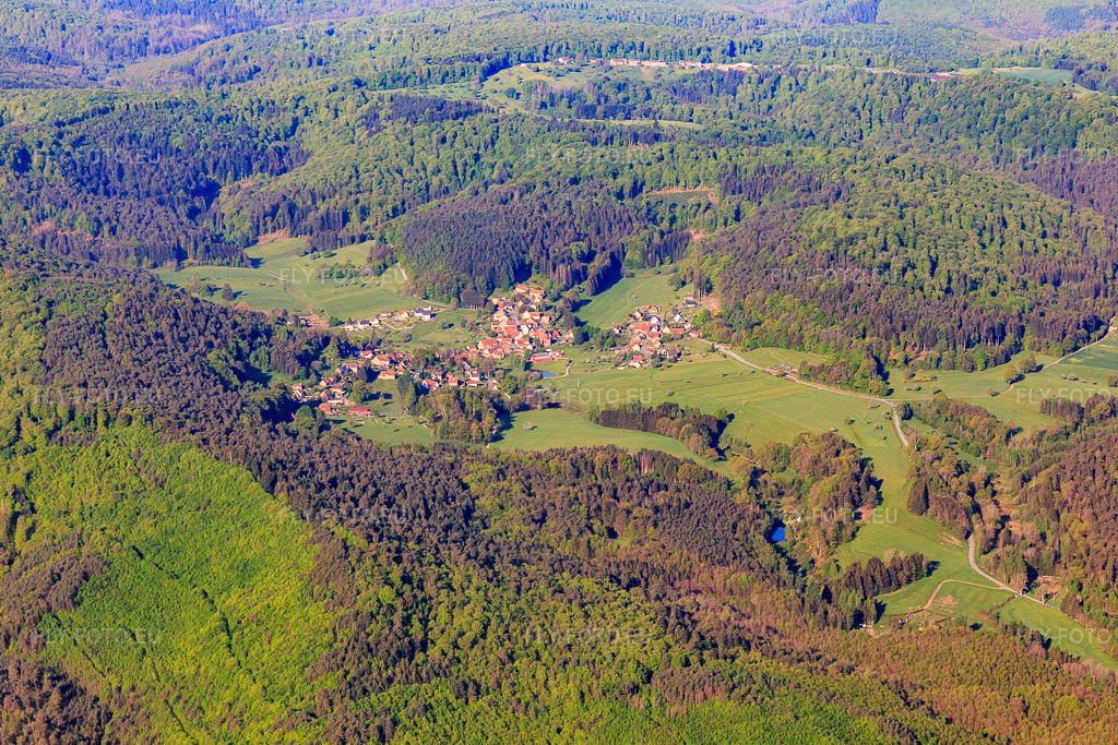 Vue aérienne: Vue d'un village dans le nord des Vosges, depuis le nord-est à Hinsbourg dans le département Bas Rhin, France. Photo: IMG_146038.jpg prise le 01/05/2025 par Werner Riehm/FLY-FOTO.eu – Résolution de l'original: 5472 x 3648 px