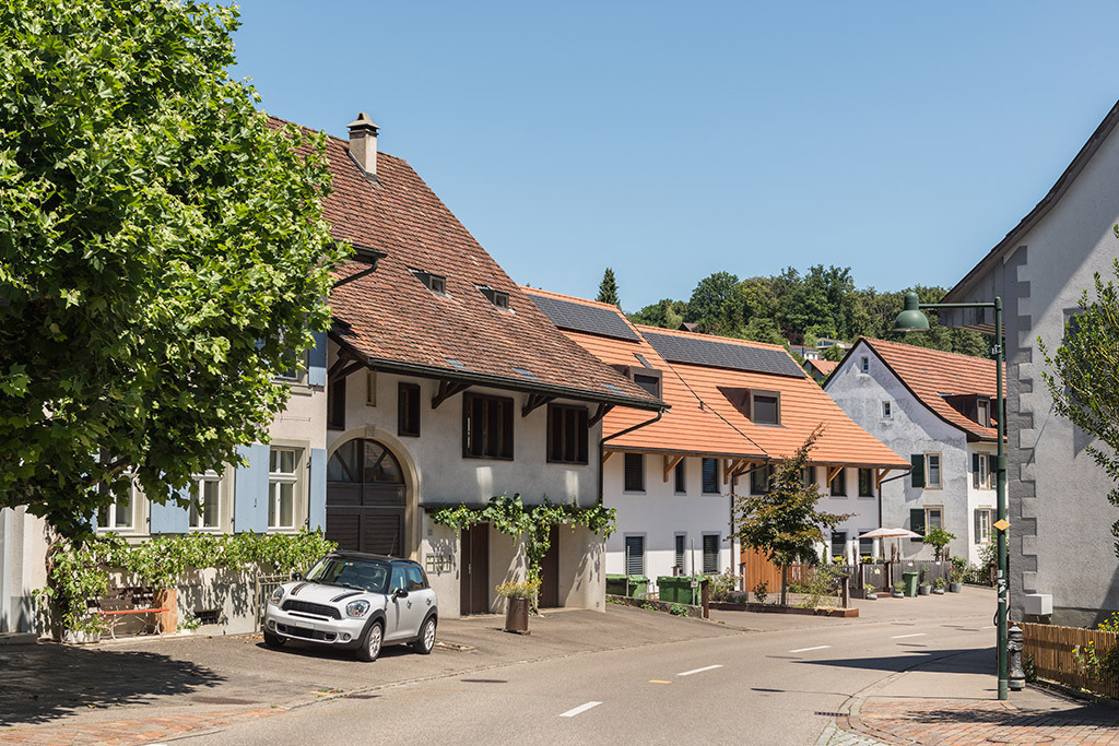 Häuserzeile im Zentrum | in Lupsingen, Baselland, Schweiz - Realisiert mit Pictrs.com