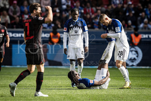 German Bundesliga, Bayer 04 Leverkusen vs. Hamburger SV, 16.05.2026 | LEVERKUSEN, GERMANY - MAY 16, 2026 :  Jordan Torunarigha (Hamburger SV, 25) has a cramp, Miro Muheim (Hamburger SV, 28) helps during the German Bundesliga match on gameday 34 between Bayer 04 Leverkusen vs. Hamburger SV at BayArena on May 16, 2026 in Leverkusen, Germany. DFL REGULATIONS PROHIBIT ANY USE OF PHOTOGRAPHS AS IMAGE SEQUENCES AND/OR QUASI-VIDEO.