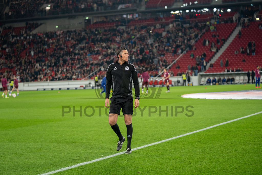 VfB Stuttgart vs. RB Leipzig, Fussball, 1. Bundesliga, 26. Spieltag, 15.03.2026 | Schiedsrichter Deniz Aytekin waermt sich auf,VfB Stuttgart vs. RB Leipzig, Fussball, 1. Bundesliga, 26. Spieltag, 15.03.2026Foto: photosbyphips/Philip Ziegler