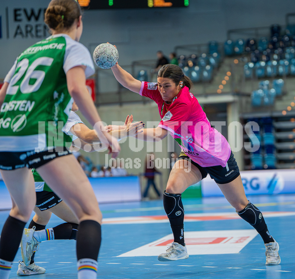 Handball I Frauen I Saison 2025-2026 I 1. HBF I 15. Spieltag I VFL Oldenburg - SV Union Halle-Neustadt 0109 | E. Molenaar (7, SV Union Halle-Neustadt) vorbei an Pam Korsten (26, VfL Oldenburg) - Realisiert mit Pictrs.com