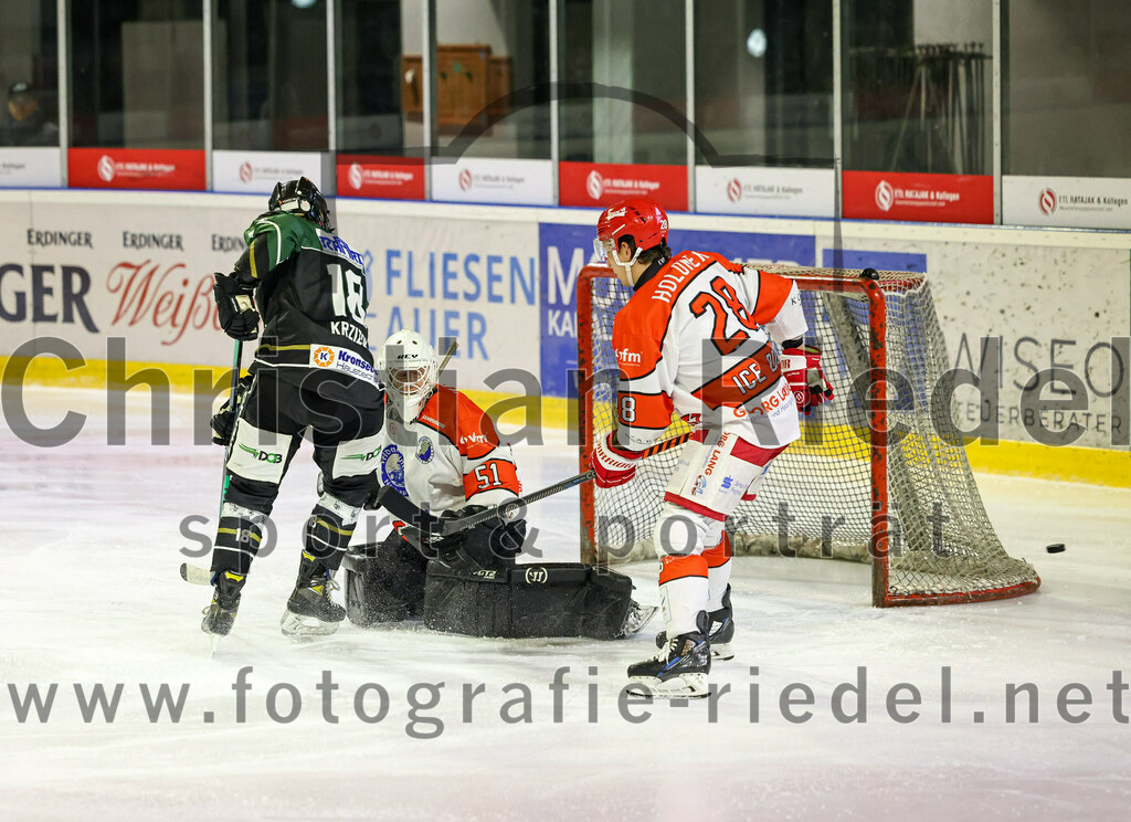 2022-12-02_003_TSV_Erding_gegen_EV_Pegnitz | Erding, Deutschland, 02.12.2022:
Eishockey, Bayernliga 2022 / 2023, 17. Spieltag, TSV Erding gegen EV Pegnitz, Endergebnis: 9:3

Daniel Krzizok (Erding Gladiators, #18), Torwart Filip Rieger (EV Pegnitz, #51), Ondrej Holomek (EV Pegnitz, #28)

Foto: Christian Riedel / fotografie-riedel.net