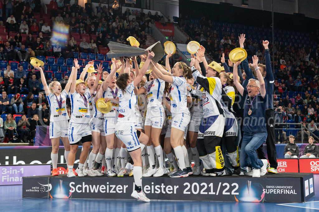 Piranha Chur vs Kloten-Dietlikon Jets - 23. April 2022 | Piranha Chur vs Kloten-Dietlikon Jets
Stimo Arena, Kloten
#5 Andrea Gämperli (Kloten-Dietlikon Jets) mit dem Pokal. Die Jets sind Schweizer Meisterinnen 2021/22.
Bild: Sportfotografie Markus Aeschimann | www.markus-aeschimann.ch - Realisiert mit Pictrs.com