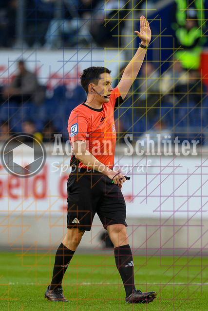 07.04.2026, GER, Fussball, Herren, 3. Liga, Saison 2025/2026, MSV Duisburg - VfL Osnabrück | Schiedsrichter Nico Fuchs gestikuliert, Gestik 