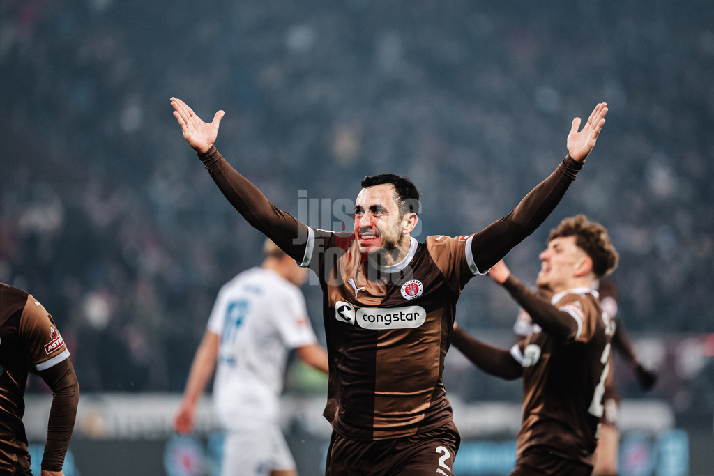 Fußball | Männer | Saison 2024/2025  | Fußball-Bundesliga | 12. Spieltag | FC St. Pauli vs. Holstein Kiel | 29.11.2024 | Manolis Saliakas (#2, FC St. Pauli) schießt das Tor zum 1:0 und jubelt