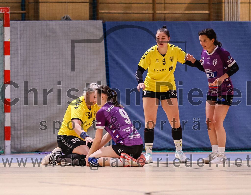 2025-01-11_065_SpVgg_Altenerding_gegen_HF_Scheyern | Erding, Deutschland, 11.01.2025:Handball, Bezirksoberliga Frauen Altbayern 2024 / 2024, 10. Spieltag, SpVgg Altenerding gegen HF Scheyern, Endergebnis: 20:23Amalia Moldovan (HF Scheyern, #30), Julia Kranich (SpVgg Altenerding, #9), Karin Förster (HF Scheyern, #9), Julia Kübelsbeck (SpVgg Altenerding, #5)Foto: Christian Riedel / fotografie-riedel.net