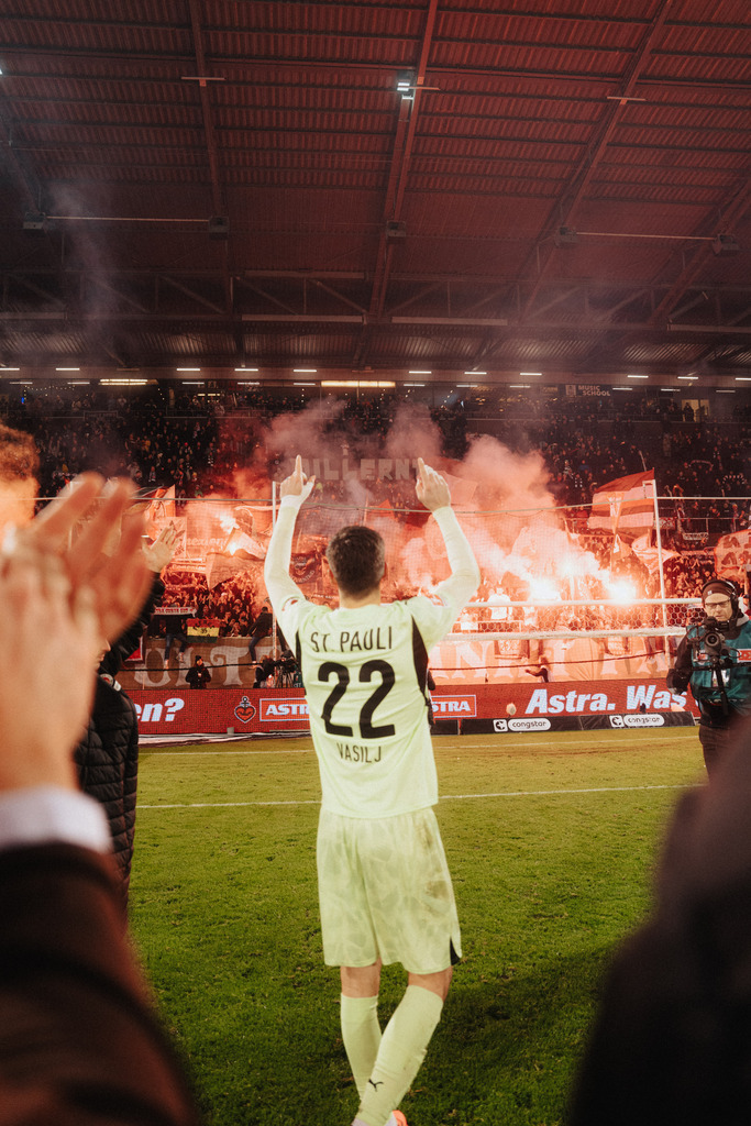 FCS08869 | Der offizielle Shop für FC St. Pauli Fotos. Wähle aus Spielszenen & Fanmomenten dein FCSP Wunschformat. Wir liefern Millerntor-Atmosphäre.