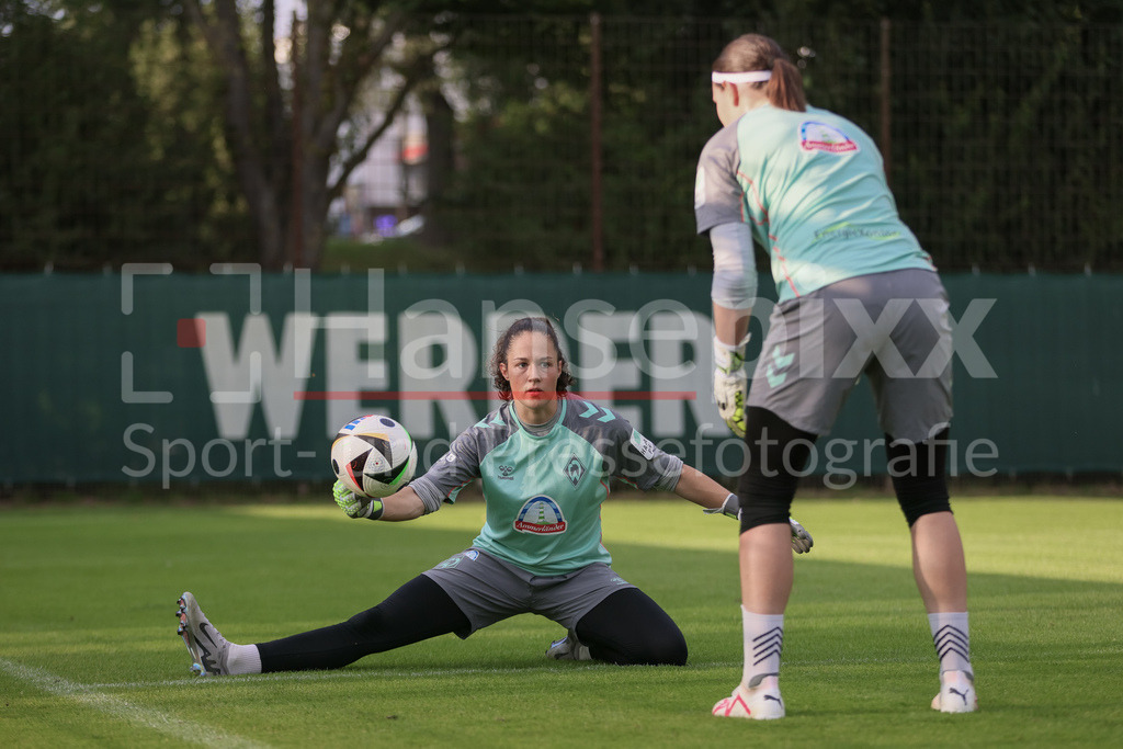 Fussball, Google Pixel Frauen-Bundesliga, Training SV Werder Bremen | v.li.: Livia Peng (Torhüterin, Torwart, SV Werder Bremen, 1) und Johanna Wende (Torhüterin, Torwart, SV Werder Bremen, 25) bei einer Trainingsübung