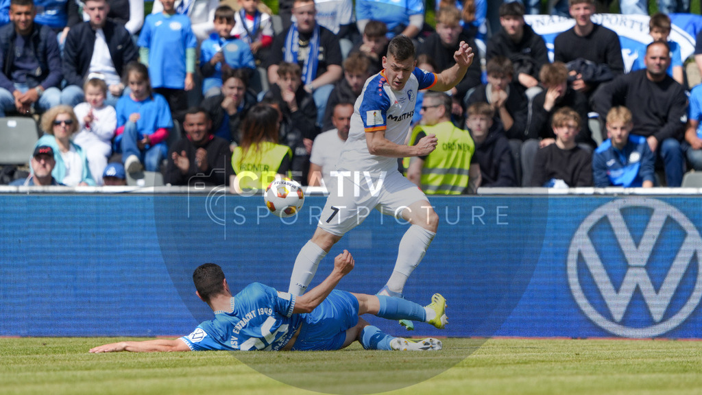 Fußball, Herren, Saison 2024/2025, Finaltag der Amateure 2025, Landespokal Brandenburg, Finale, VfB 1921 Krieschow vs. RSV Eintracht 1949, Samstag 24.05.2025, Volksparkstadion Neuruppin, | Fußball, Herren, Saison 2024/2025, Finaltag der Amateure 2025, Landespokal Brandenburg, Finale, VfB 1921 Krieschow vs. RSV Eintracht 1949, Samstag 24.05.2025, Volksparkstadion Neuruppin, Im Bild: Caio Mazzo Nogueira (blau, RSV) und Tobias Gerstmann (weiß, Krieschow) - Realisiert mit Pictrs.com