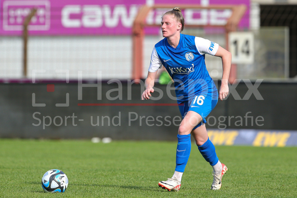 Fussball, DFB-Pokal Frauen, SV Meppen - Bayer 04 Leverkusen | v.li.: Sarah Schulte (SV Meppen, 16) Freisteller, Einzelbild, Ganzkörper, Aktion, Action, Spielszene, DIE DFB-RICHTLINIEN UNTERSAGEN JEGLICHE NUTZUNG VON FOTOS ALS SEQUENZBILDER UND/ODER VIDEOÄHNLICHE FOTOSTRECKEN. DFB REGULATIONS PROHIBIT ANY USE OF PHOTOGRAPHS AS IMAGE SEQUENCES AND/OR QUASI-VIDEO.