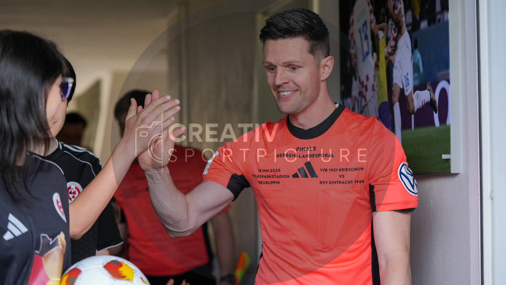 Fußball, Herren, Saison 2024/2025, Finaltag der Amateure 2025, Landespokal Brandenburg, Finale, VfB 1921 Krieschow vs. RSV Eintracht 1949, Samstag 24.05.2025, Volksparkstadion Neuruppin, | Fußball, Herren, Saison 2024/2025, Finaltag der Amateure 2025, Landespokal Brandenburg, Finale, VfB 1921 Krieschow vs. RSV Eintracht 1949, Samstag 24.05.2025, Volksparkstadion Neuruppin, Im Bild: Schiedsrichter Toni Bauer - Realisiert mit Pictrs.com