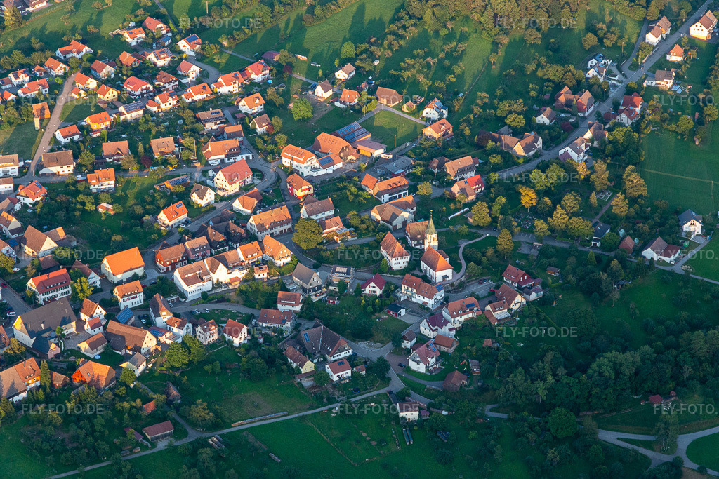 Luftbild: Ortsansicht am Rande von landwirtschaftlichen Feldern und Nutzflächen in Wittendorf im Schwarzwald im Ortsteil Wittendorf in Loßburg im Bundesland Baden-Württemberg in Deutschland. Foto: IMG_128612.jpg vom 25.08.2021 durch Werner Riehm/FLY-FOTO.de