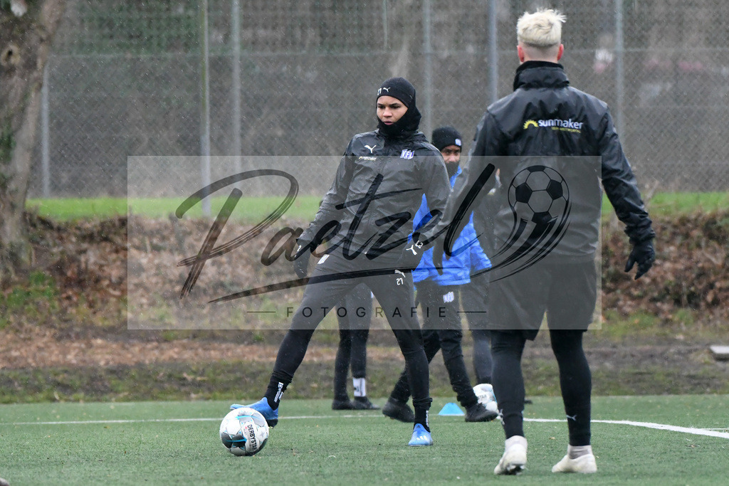 20200213_TRAOSN_0039 | Fussball, Herren: Felix Agu (VfL Osnabrueck) in Aktion, am Ball, Einzelaktion waehrend der Trainingseinheit des VfL Osnabrueck im Sportpark Illoshoehe am 13.02.2020 in Osnabrueck, Deutschland. - Realisiert mit Pictrs.com