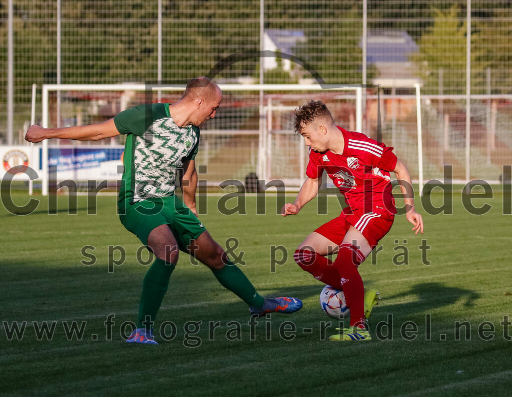 2023-08-11_097_FC_Finsing_gegen_SV_Eichenried | Finsing, Deutschland, 11.08.2023:
Fußball, Kreisliga 2023 / 2024, 4. Spieltag, FC Finsing gegen SV Eichenried, Endergebnis: 3:0

Maximilian Roßkothen (SV Eichenried, #19), Florian Hölzl (FC Finsing, #10)

Foto: Christian Riedel / fotografie-riedel.net