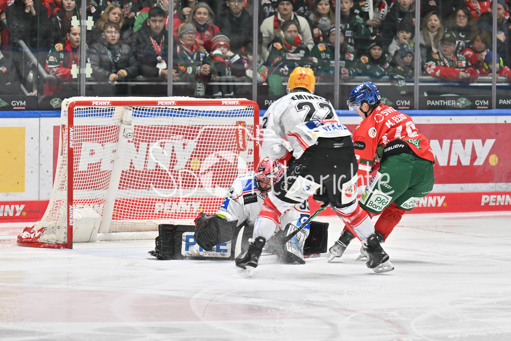 Augsburger Panther - Fischtown Bremerhaven | AUGSBURG, GERMANY - 25. JANUARY: Julius HUDACEK (Fischtown Bremerhaven 33) kann hier den Alleingang von Moritz ELIAS (Augsburger Panther 46) entschärfen während dem Match zwischen den Augsburger Panthern und den Fischtown Pinguins am 43. Spieltag der Penny DEL im Curt Frenzel Stadion