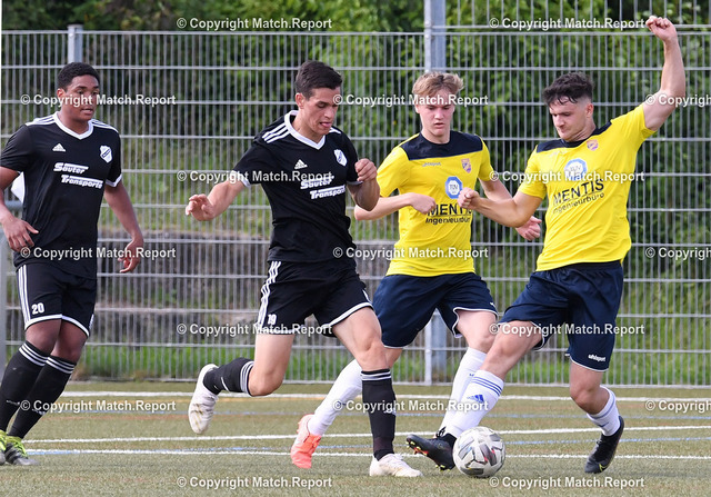 Fussball WFV-Pokal 2021/2022 SSC Tuebingen - TSV Trillfingen | Fussball 2021/2022    24.07.2021WFV-Pokal 1. RundeSSV Tuebingen - TSV TrillfingenDavid Kleinfeld (TSV Trillfingen, 2.v.li) gegen Christian Wiehl (SSC Tuebingen, re) und Jonas Wenzelburger  (SSC Tuebingen, Mitte)FOTO: ULMER PressebildagenturxxNOxMODELxRELEASExx