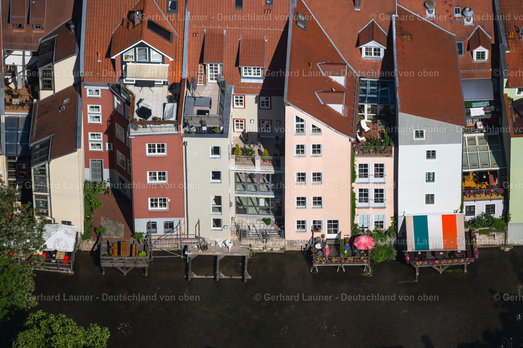 4046114 | ERFURT 14.06.2021 Wohngebiet einer Mehrfamilienhaussiedlung am Ufer- und Flußverlauf der Gera im Ortsteil Altstadt in Erfurt im Bundesland Thüringen, Deutschland. // Residential area of a multi-family house settlement on the bank and river of Gera in the district Altstadt in Erfurt in the state Thuringia, Germany. Foto: Gerhard Launer