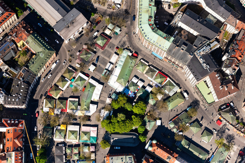 dr__0051878.jpg | MüNCHEN 23.04.2020 Senkrecht- Luftbild aus der Satelliten- Perspektive vom Verkaufs- und Imbissstände und Handelsbuden auf dem Viktualienmarkt sowie die Schrannenhalle, der Alte Peter und Marienplatz in der Altstadt München im Bundesland Bayern, Deutschland. Weiterführende Informationen bei: Hochreiter Gaststättenbetrieb OHG,  mux.de Online GmbH. // Vertical aerial view from the satellite perspective from the sales and snack stands and trade stalls on the Viktualienmarkt as well as the Schrannenhalle, the Alte Peter and the Marienplatz in the old town in Munich in the state Bavaria, Germany. Further information at: Hochreiter Gaststaettenbetrieb OHG,  mux.de Online GmbH. Foto: Daniel Reiter