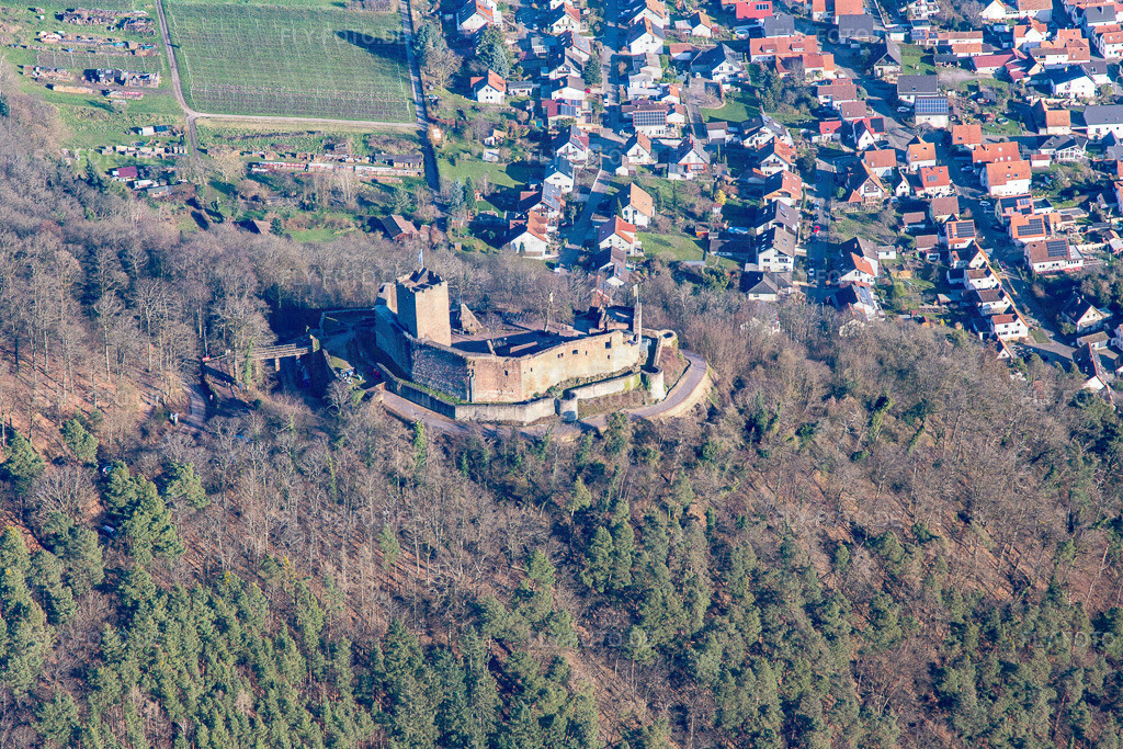 Haardtrand mit der Landeck-Burgruine von Westen | Luftbild: Haardtrand mit der Landeck-Burgruine von Westen in Klingenmünster im Bundesland Rheinland-Pfalz in Deutschland. Foto: IMG_145037.jpg vom 27.12.2024 durch ©2025 Werner Riehm fly-foto.de/copyright - Realisiert mit Pictrs.com