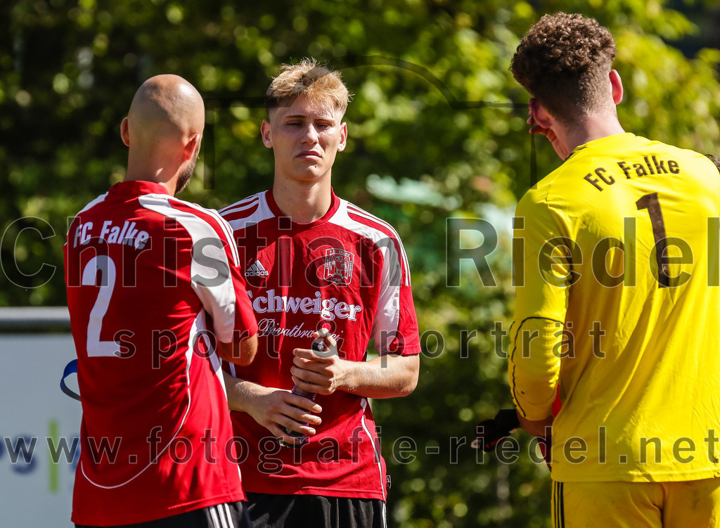 2023-09-16_014_SG_Markt_Schwaben_gegen_ASV_Glonn | Markt Schwaben, Deutschland, 16.09.2023:
Fußball, Kreisklasse 2023 / 2024, 5. Spieltag, (SG) Markt Schwaben gegen ASV Glonn, Endergebnis: 3:0

Jannis Giannantonio-Tillmann (SG Markt Schwaben, #2), Maximilian Wagner (SG Markt Schwaben, #5), Torwart Alexander Wasser (SG Markt Schwaben, #1)

Foto: Christian Riedel / fotografie-riedel.net