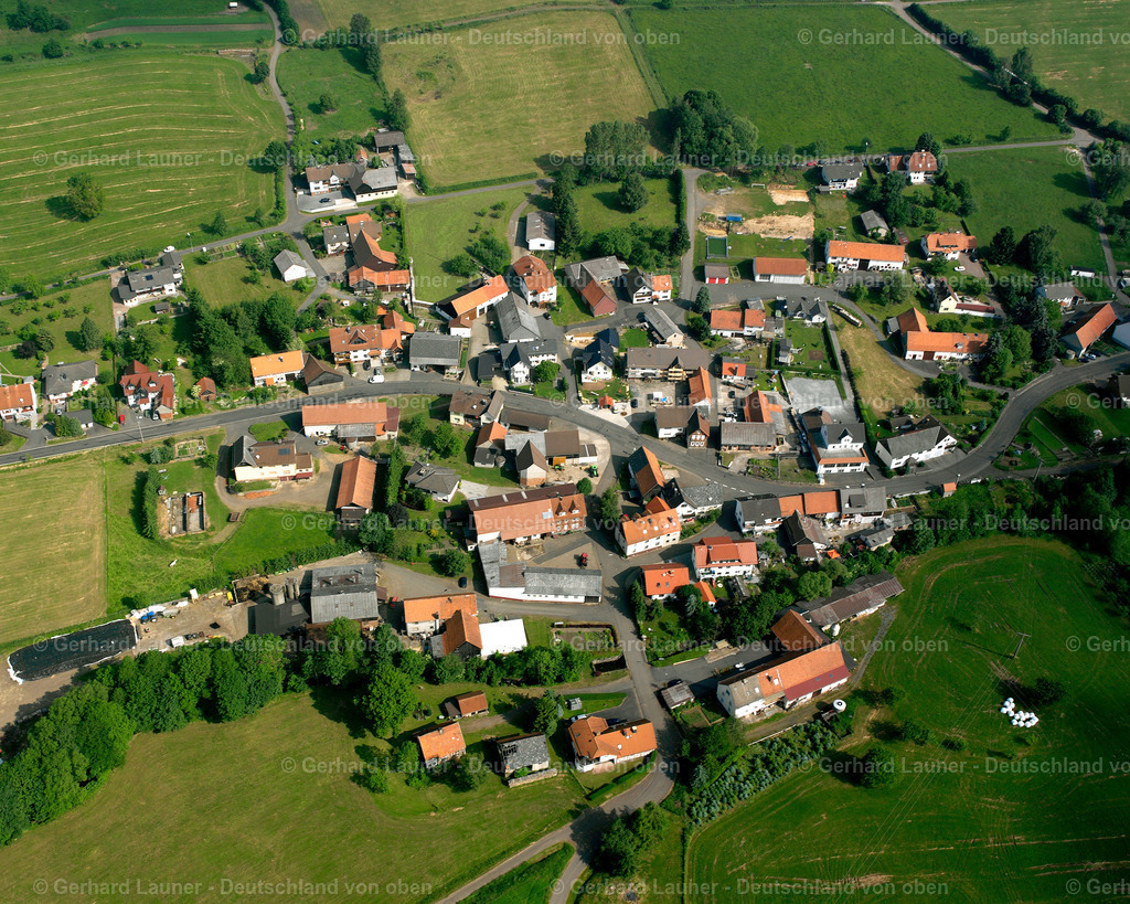 2615847 | KAULSTOß 09.06.2006 Landwirtschaftliche Nutzflächen und Feldgrenzen  umsäumen das Siedlungsgebiet des Dorfes in Kaulstoß im Bundesland Hessen, Deutschland // Agricultural land and field boundaries surround the settlement area of the village  in Kaulstoß in the state Hesse, Germany Foto: Gerhard Launer