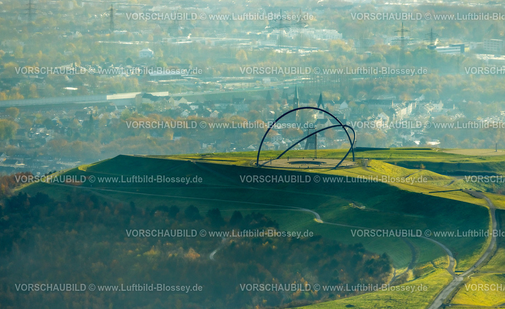 Herten231104249 | Luftbild, Halde Hoheward Bergehalde mit dem Horizontobservatorium, Sehenswürdigkeit, Blick nach Hochlarmark und dem Förderturm der der ehemaligen Zeche Recklinghausen II sowie der St. Michael Kirche und evang. Reformationskirche, umgeben von herbstlichen Laubbäumen, Herten, Ruhrgebiet, Nordrhein-Westfalen, Deutschland