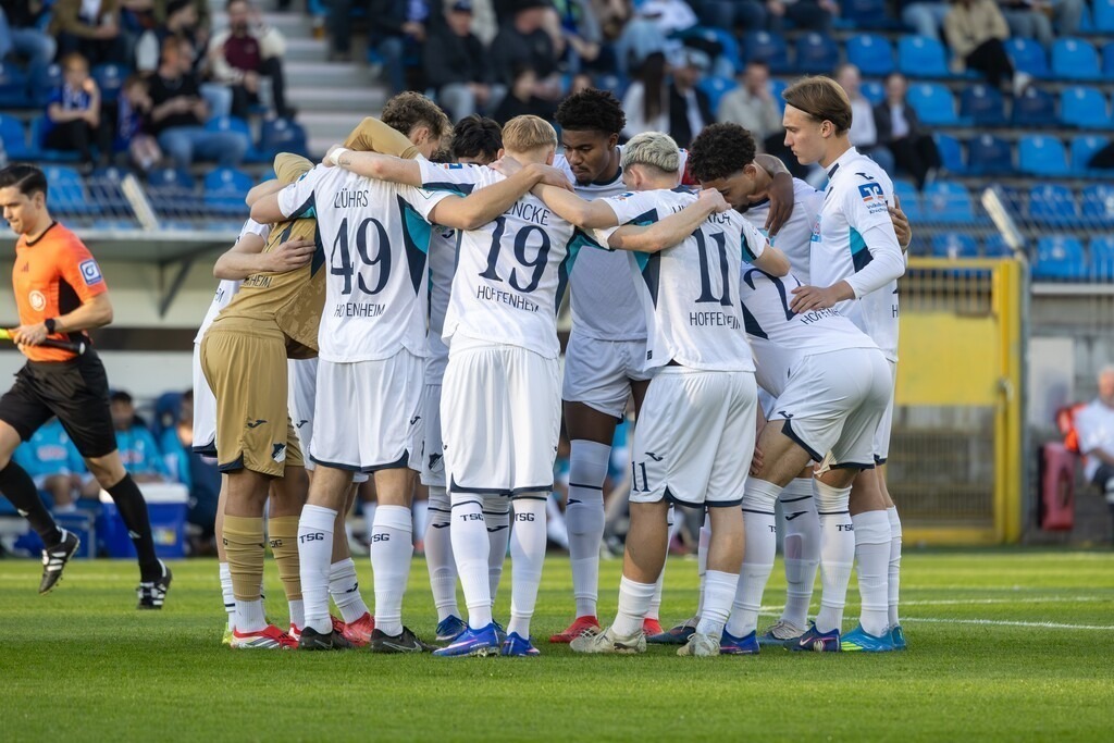 Fußball 3. Liga, Saison 2025/26, 32. Spieltag: Waldhof Mannheim gegen TSG Hoffenheim II | Fußball 3. Liga, Saison 2025/26, 32. Spieltag: Waldhof Mannheim gegen TSG Hoffenheim II***Die Mannschaft der TSG Hoffenheim schwört sich vor dem Anpfiff nochmal auf das Spiel ein - Realisiert mit Pictrs.com
