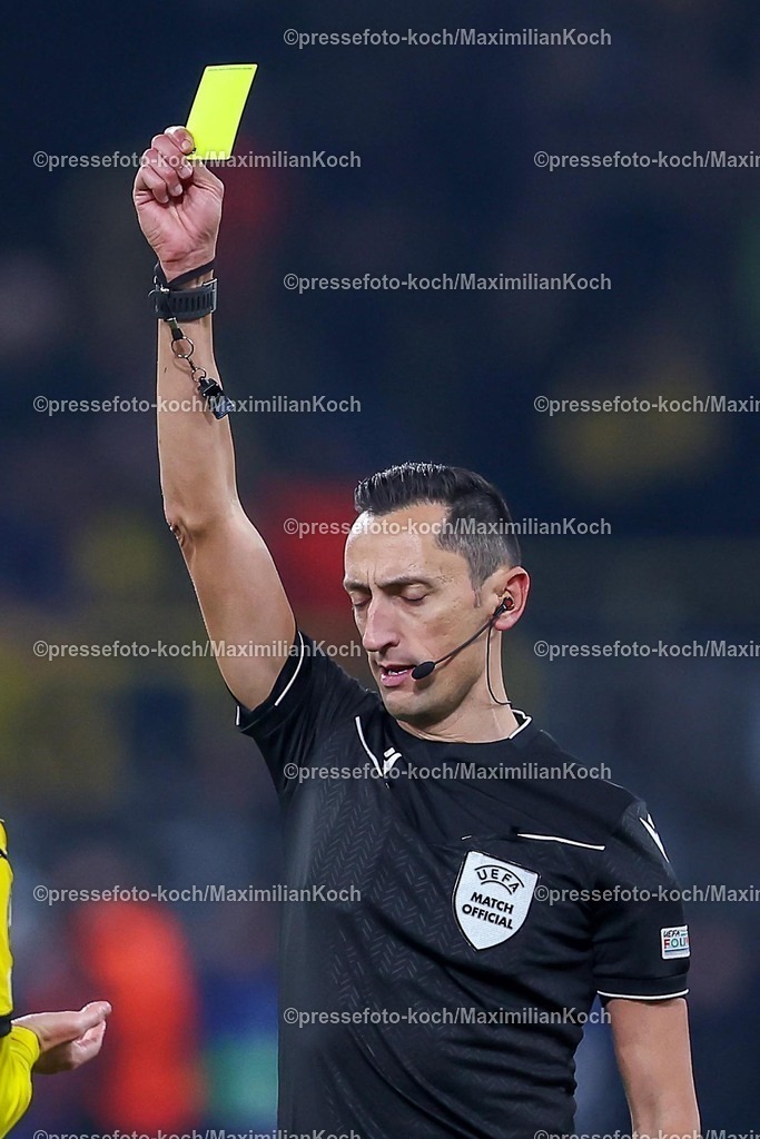 UCL04032502235 | 04.03.2025, Fußball, UEFA Champions League, Borussia Dortmund - OSC Lille, Signal Iduna Park, Runde der 16, Saison 2024 2025: Schiedsrichter Jose Maria Sanchez Martinez zeigt die Gelbe Karte