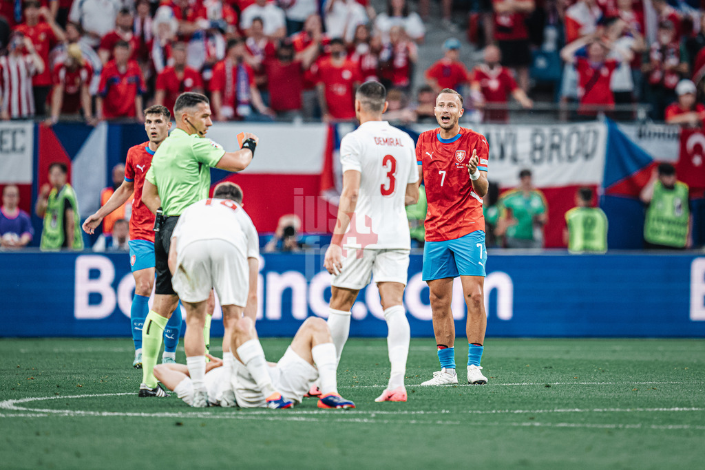 Fußball | Herren | UEFA-Fußball-Europameisterschaft 2024 | Gruppe F | Tschechien vs. Türkei | 26.06.2024 | Antonin Barak (#7, Tschechien) sieht die Gelb Rote Karte