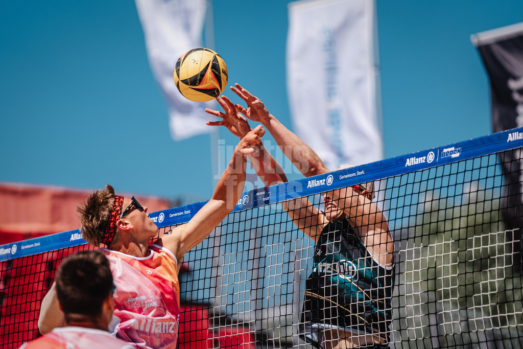 Beachvolleyball | Männer | Allianz German Beach Tour 2025 | Tourstop Bremen | 12.06.2025 | v.l. Moritz Hauschild gegen Leo Hauschild