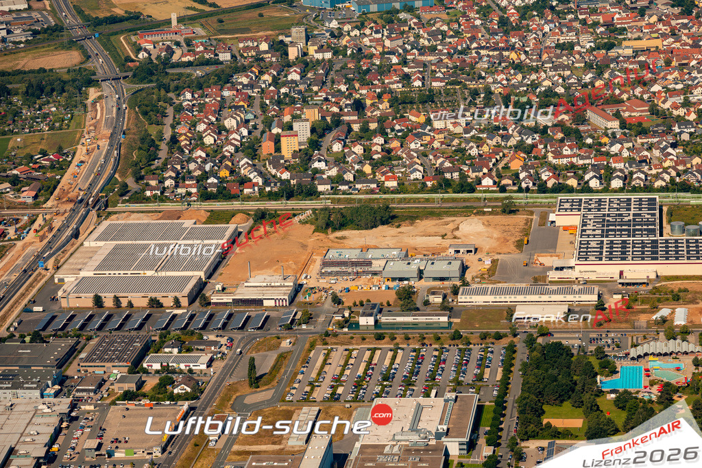 Das Luftbild zeigt :  Hallstadt - Die Luftaufnahme wurde 2024 vom UL-Flugzeug aus erstellt ( keine Drohne ) - Hochauflösende Luftaufnahme - Für grossformatige Ausdrucke geeignet. Die Geschenkidee !Mit Lizenz und Bildrechte bestellbar