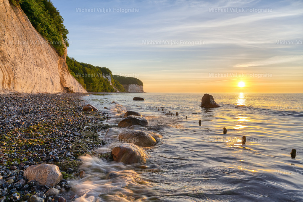 Morgens in der Piratenschlucht auf Rügen | Kurz nach Sonnenaufgang am Ufer der Piratenschlucht auf Rügen. Hier soll der berühmt berüchtigte Freibeuter Klaus Störtebeker im 14. Jahrhundert Zuflucht gesucht und seine Schätze vergraben haben.  - Realisiert mit Pictrs.com