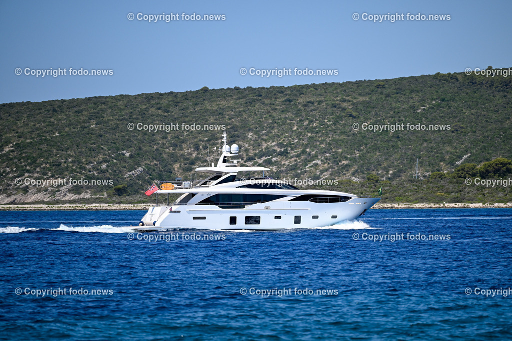 Kroatien_ Brac_ Insel in Dalmatien_ Milna_ 14.07.2025-30 | 14.07.2025, Kroatien, HRV, Brac, Insel in Dalmatien, Milna im Bild Themenbild, Schiff, Boot, Motorboot, Yacht, Jacht, Meer, Adria, Touristen, Tourismus, Urlaub, Feature, Symbolbild