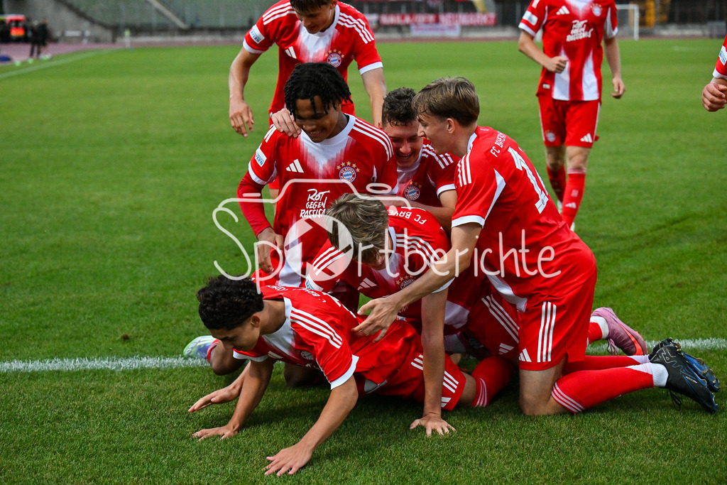 FC Augsburg II - FC Bayern Amateure | Grenzenloser Jubel der kleinen Bayern nach dem Siegtreffer zum 1-2 in der Nachspielzeit / Tor / Torschuetze / Freude / Happy / Regionalliga Bayern: FC Augsburg II - FC Bayern Muenchen II, Rosenaustadion am 25.07.2025 / Jussef NASRAWE (FC Bayern Muenchen II 13)